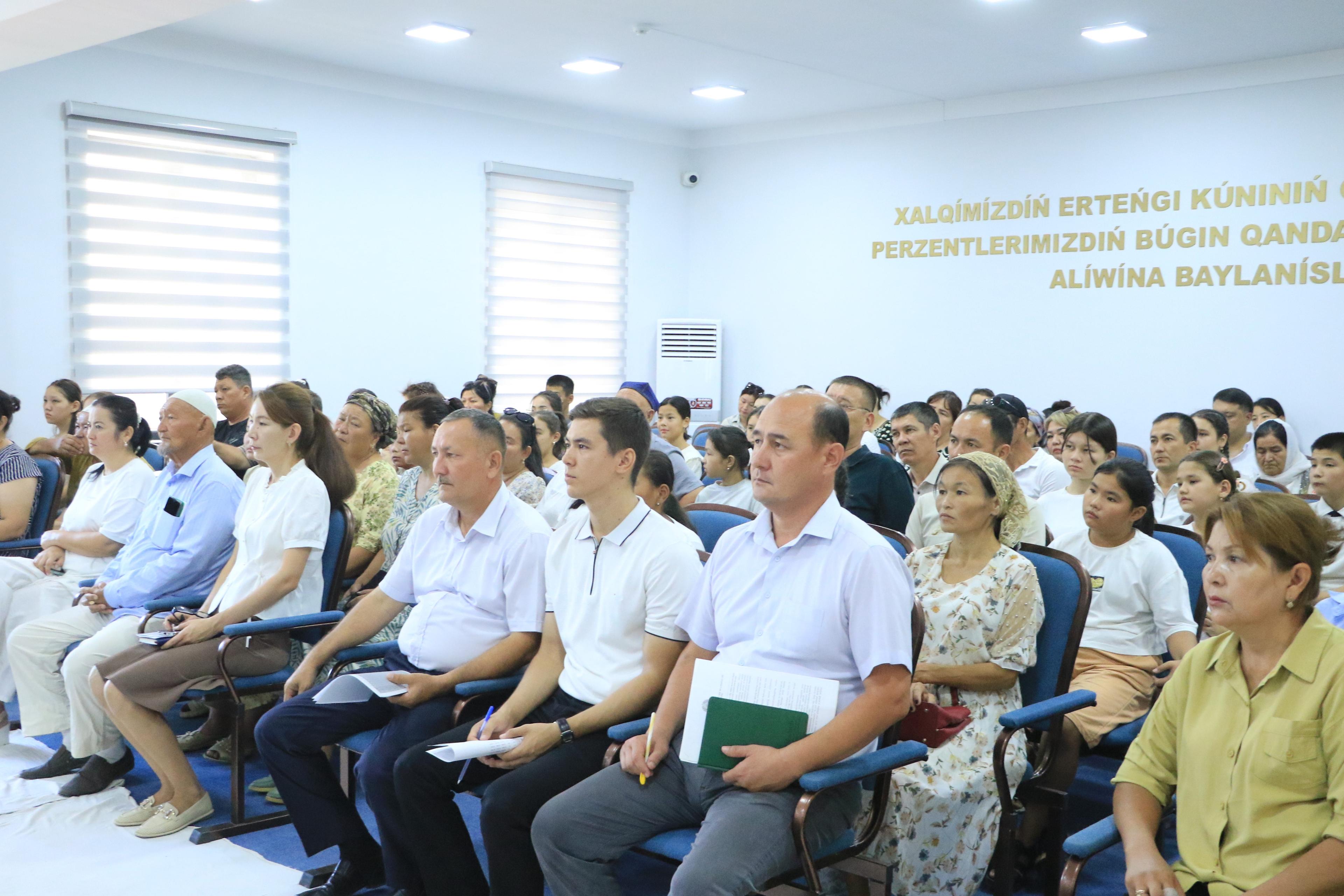 Oqıwshılar hám olardıń ata-anaları menen ushırasıw