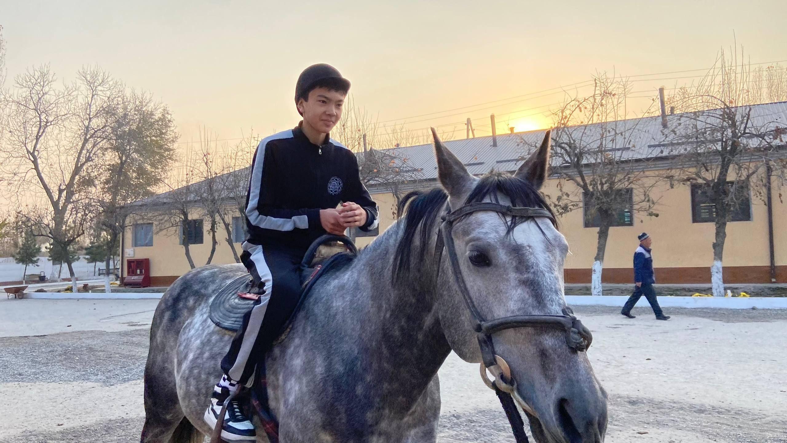 Muhammad Yusuf nomidagi ijod maktabi 7-9 sinf o‘quvchilari Andijon viloyati Milliy gvardiya boshqarmasi tasarrufidagi Chavandozlar maktabiga bordilar. 