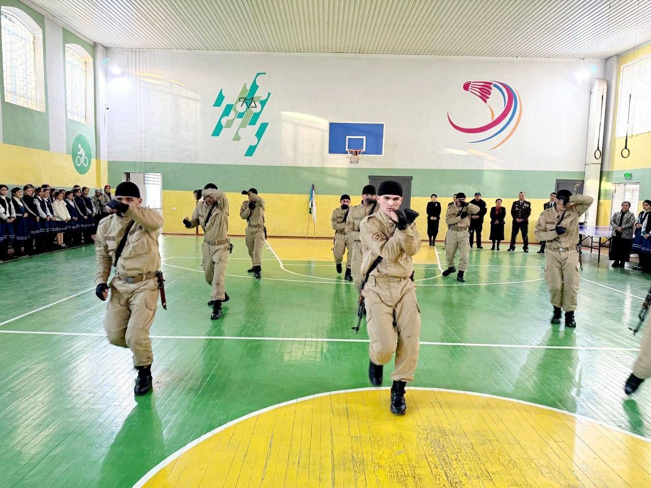 Muhammad Yusuf nomidagi ijod maktabida 14-yanvar — “Vatan himoyachilar kuni” munosabati bilan Andijon viloyati Milliy gvardiyasi hamda 14014-sonli harbiy qism vakillari ishtirokida harbiy chiqishlar va harbiy qurollar ko‘rgazmasi tashkil etildi.