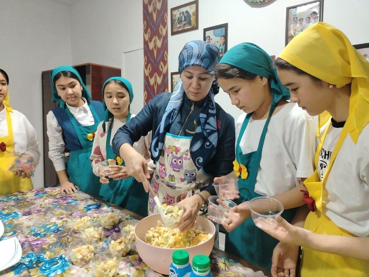 Muhammad Yusuf nomidagi ijod maktabi tarbiyachi-pedagogi, Pazandachilik to‘garagi rahbari Xusnora Tursunova tomonidan o‘quvchilar ishtirokida pazandachilik sirlari mavzusida navbatdagi amaliy mashg‘ulot o‘tkazildi.