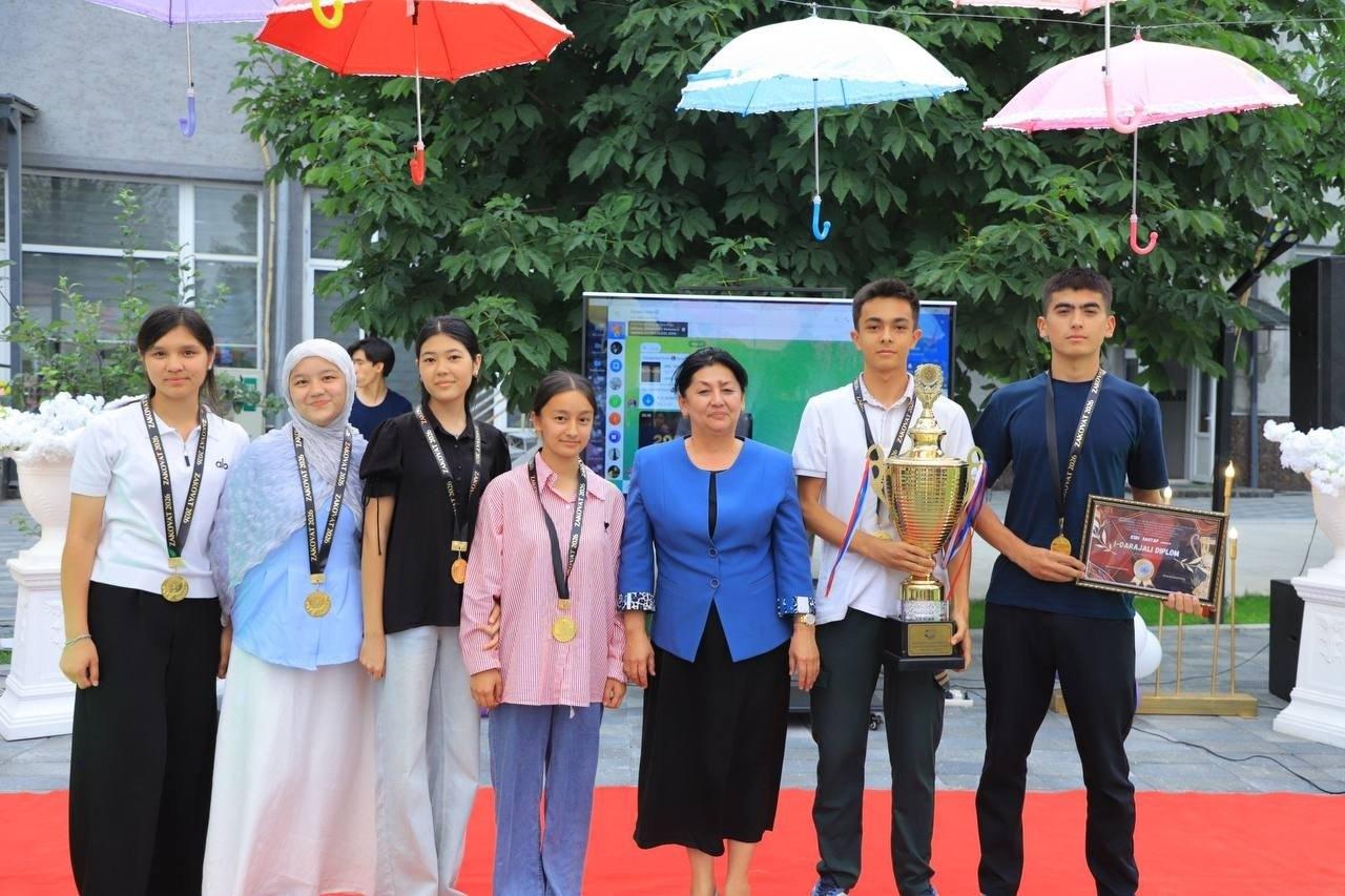 Muhammad Yusuf nomidagi ijod maktabida “Direktor kubogi” uchun “Zakovat” intellektual olimpiadasi tashkil etildi.  🏆7–11-sinflar o‘rtasida o‘tkazilgan mazkur olimpiadada 13 ta jamoa “Zakovat”, “Brain ring” hamda “Erudit-kvartet” shartlari asosida o‘zaro bellashdilar.  