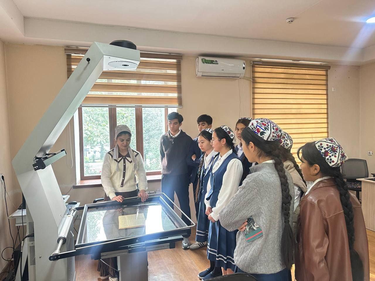 Muhammad Yusuf nomidagi ijod maktabida 10- va 11-sinf o'quvchilari uchun tahrirchi va restavrator yordamchisi kasblarini o‘rganish maqsadida viloyat axborot kutubxona markazi bilan hamkorlikda navbatdagi mahorat darslari tashkil etildi.