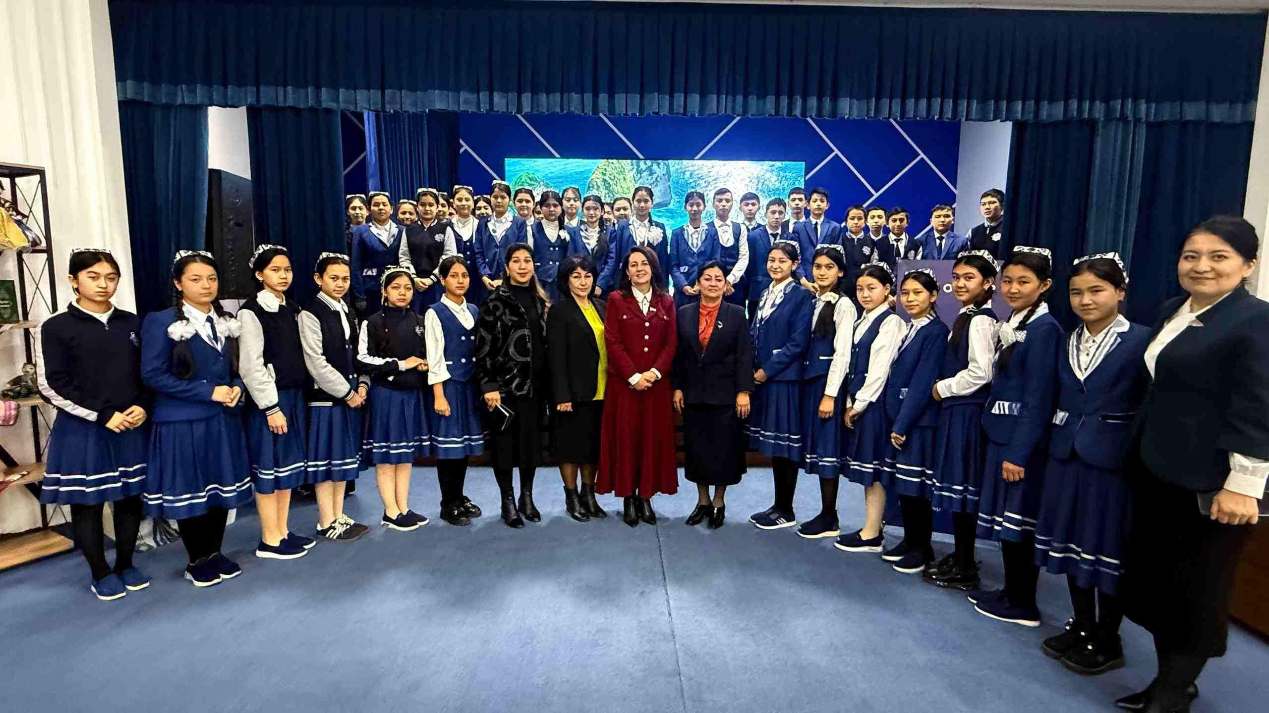 Muhammad Yusuf nomidagi ijod maktabida O‘zbekiston Respublikasi Oliy Majlis Qonunchilik palatasi deputati Yekaterina Smesova ishtirokida "Deputat va yoshlar" doirasida ochiq muloqot va uchrashuv tashkil etildi. 🔹Mazkur uchrashuv davomida yoshlar bilan samimiy suhbat o‘tkazilib, mamlakatimizda amalga oshirilayotgan islohotlar, yoshlar siyosati, ta’lim sohasidagi yangilanishlar hamda qonunchilik jarayonlari haqida atroflicha ma’lumot berildi.